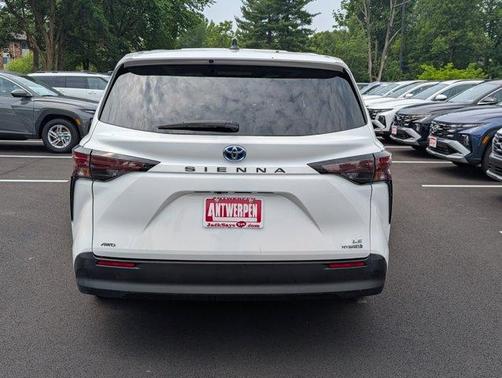 2024 Toyota Sienna LE