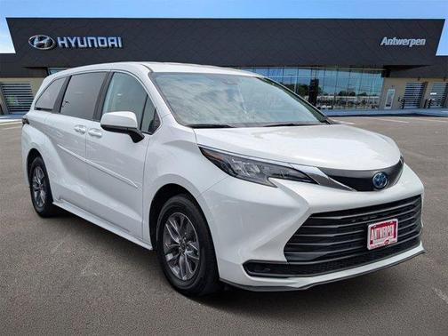 2024 Toyota Sienna LE