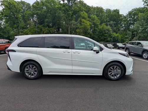 2024 Toyota Sienna LE