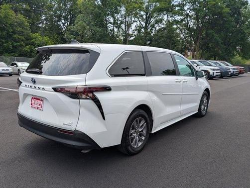 2024 Toyota Sienna LE