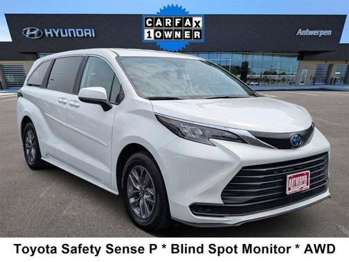 2024 Toyota Sienna LE