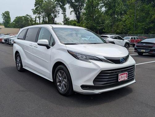 2024 Toyota Sienna LE