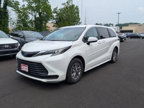 2024 Toyota Sienna LE