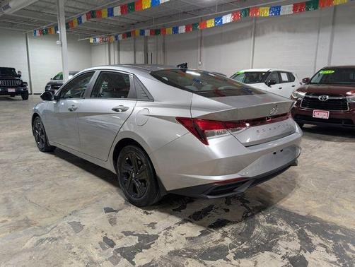 Shimmering Silver Pearl 2023 Hyundai ELANTRA SEL