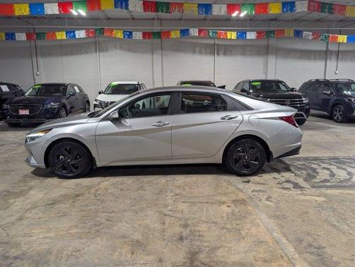 Shimmering Silver Pearl 2023 Hyundai ELANTRA SEL