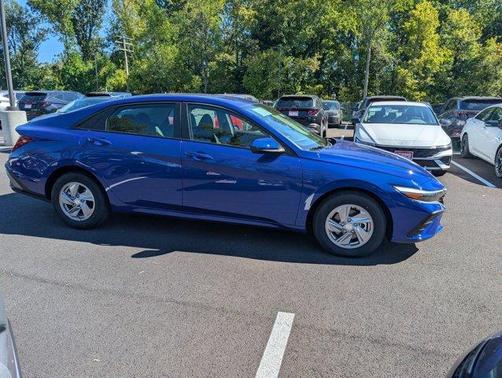 2025 Hyundai ELANTRA SE