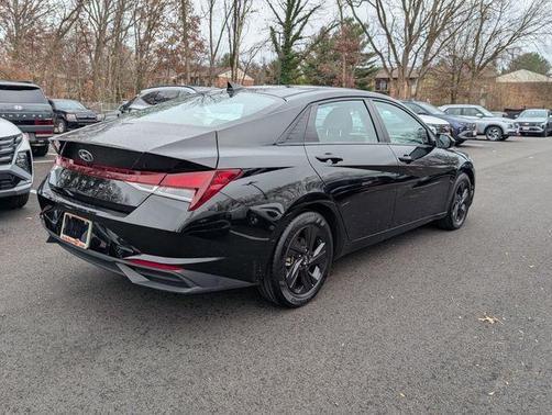 2022 Hyundai ELANTRA SEL