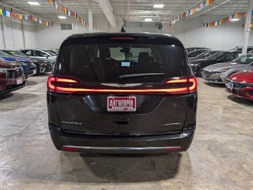 Brilliant Black Crystal Pearlcoat 2024 Chrysler Pacifica Limited