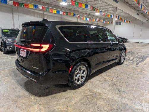 Brilliant Black Crystal Pearlcoat 2024 Chrysler Pacifica Limited