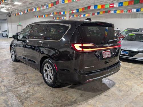 Brilliant Black Crystal Pearlcoat 2024 Chrysler Pacifica Limited