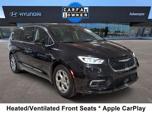 Brilliant Black Crystal Pearlcoat 2024 Chrysler Pacifica Limited