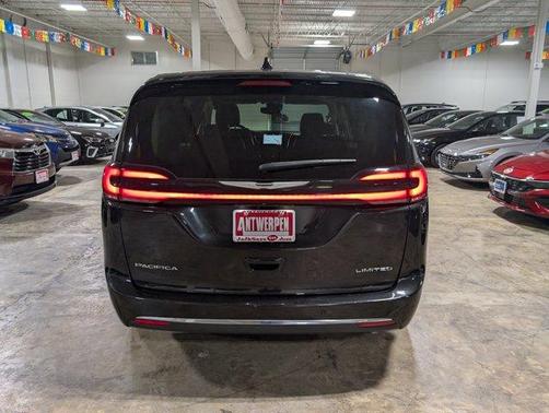 Brilliant Black Crystal Pearlcoat 2024 Chrysler Pacifica Limited