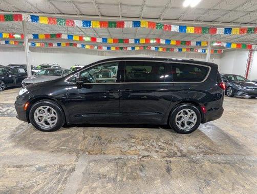 Brilliant Black Crystal Pearlcoat 2024 Chrysler Pacifica Limited