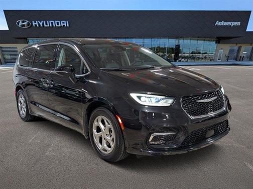 Brilliant Black Crystal Pearlcoat 2024 Chrysler Pacifica Limited