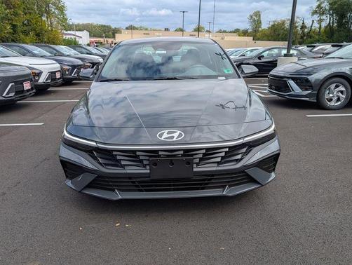 2025 Hyundai ELANTRA SE
