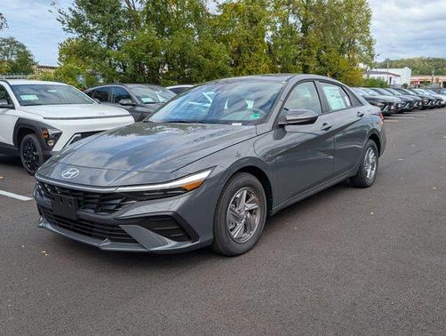 2025 Hyundai ELANTRA SE