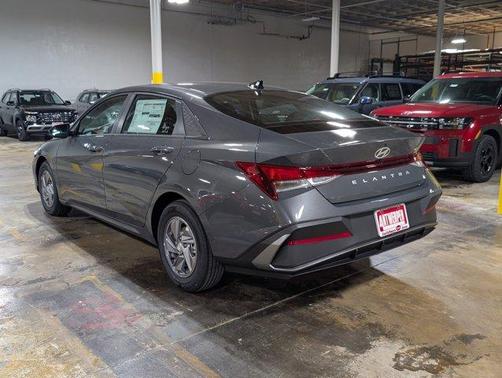 2025 Hyundai ELANTRA SE