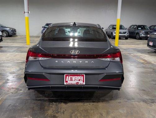 2025 Hyundai ELANTRA SE