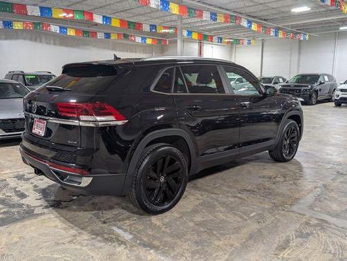 Deep Black Pearl Effect 2023 Volkswagen Atlas Cross Sport 3.6L V6 SE w/Technology