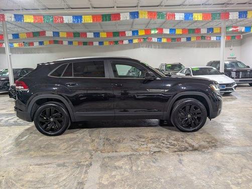Deep Black Pearl Effect 2023 Volkswagen Atlas Cross Sport 3.6L V6 SE w/Technology