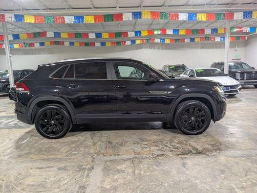 Deep Black Pearl Effect 2023 Volkswagen Atlas Cross Sport 3.6L V6 SE w/Technology