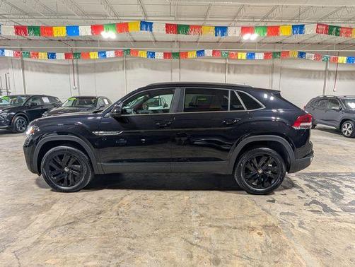 Deep Black Pearl Effect 2023 Volkswagen Atlas Cross Sport 3.6L V6 SE w/Technology