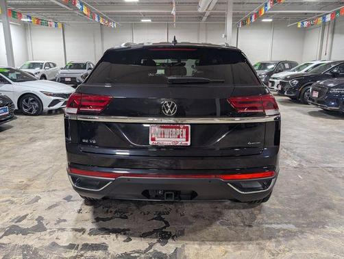 Deep Black Pearl Effect 2023 Volkswagen Atlas Cross Sport 3.6L V6 SE w/Technology