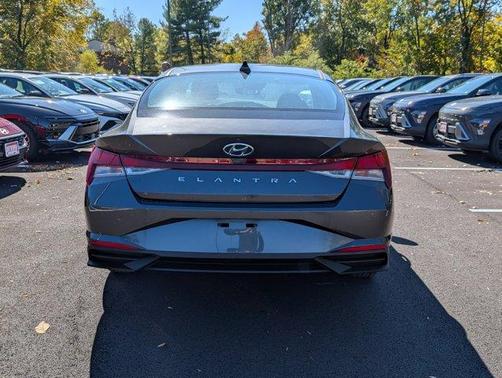 2022 Hyundai ELANTRA SE