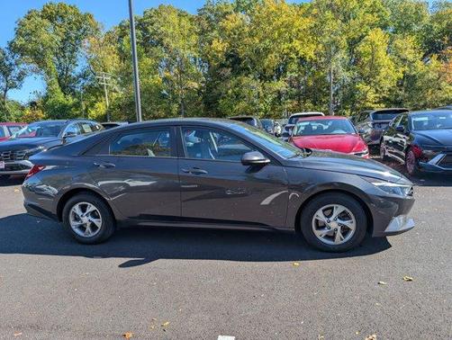 2022 Hyundai ELANTRA SE