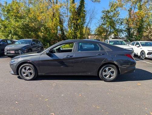 2022 Hyundai ELANTRA SE