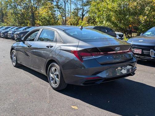 2022 Hyundai ELANTRA SE