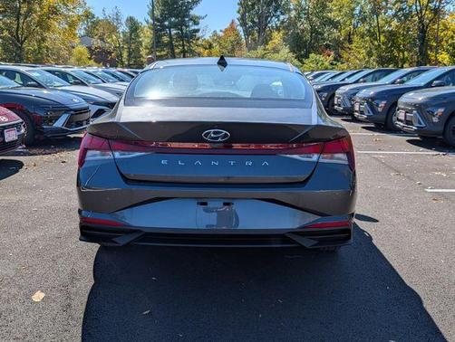 2022 Hyundai ELANTRA SE