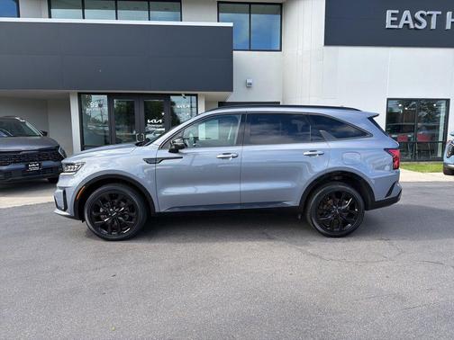 Everlasting Silver 2023 Kia Sorento SX