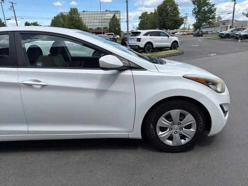 Quartz White Pearl 2016 Hyundai ELANTRA SE