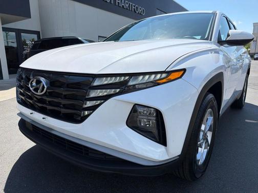 White Pearl 2024 Hyundai TUCSON SE