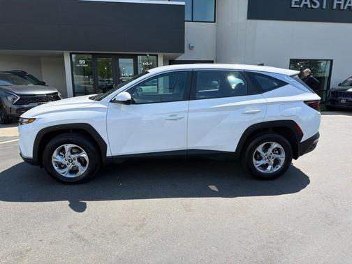 White Pearl 2024 Hyundai TUCSON SE
