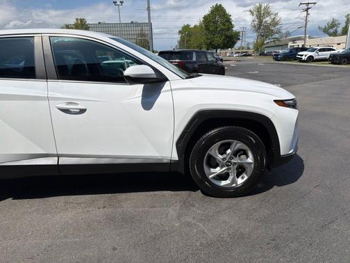 White Pearl 2024 Hyundai TUCSON SE