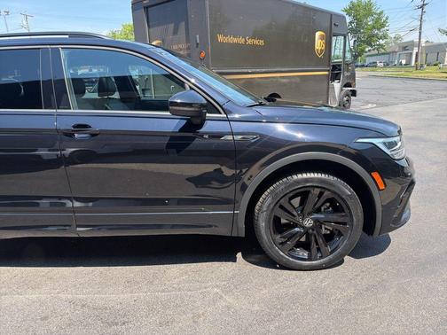 Deep Black Pearl Effect 2023 Volkswagen Tiguan 2.0T SE R-Line Black