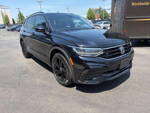 Deep Black Pearl Effect 2023 Volkswagen Tiguan 2.0T SE R-Line Black