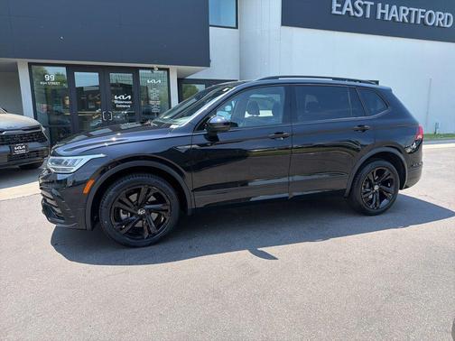 Deep Black Pearl Effect 2023 Volkswagen Tiguan 2.0T SE R-Line Black