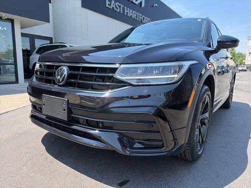 Deep Black Pearl Effect 2023 Volkswagen Tiguan 2.0T SE R-Line Black
