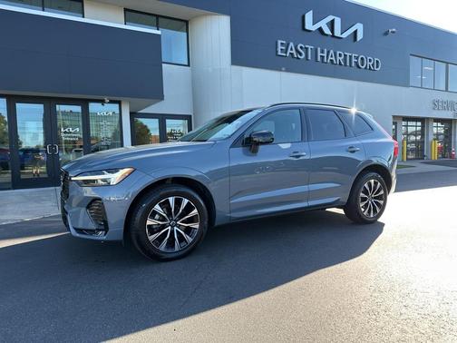 2024 Volvo XC60 B5 Core Dark Theme