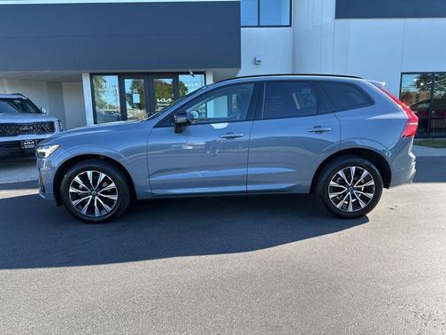 2024 Volvo XC60 B5 Core Dark Theme