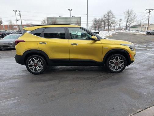 Starbright Yellow 2023 Kia Seltos SX