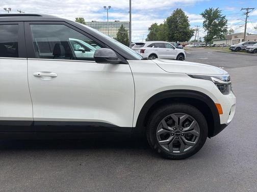 Clear White / Black Roof 2024 Kia Seltos S