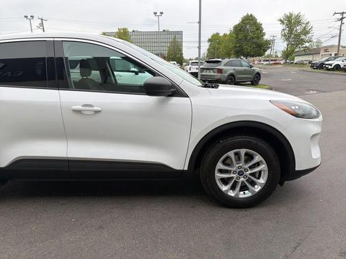Oxford White 2022 Ford Escape SE