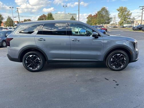 Everlasting Silver 2025 Kia Sorento S