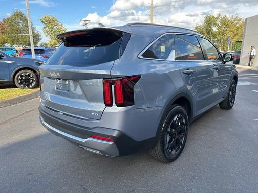 Everlasting Silver 2025 Kia Sorento S