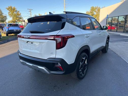 Clear White / Black Roof 2026 Kia Seltos S