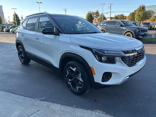 Clear White / Black Roof 2026 Kia Seltos S